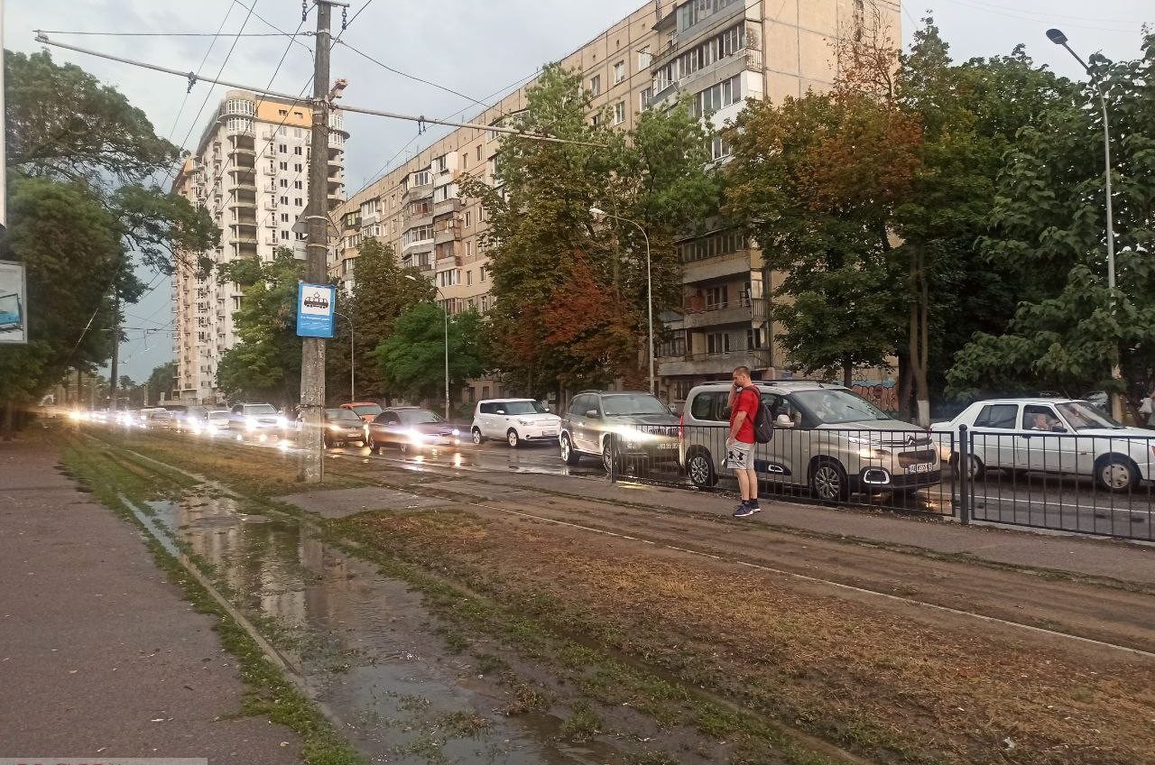 Небольшой дождь усилил пятничные пробки в Одессе (видео) «фото»