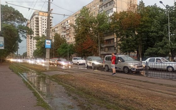 Небольшой дождь усилил пятничные пробки в Одессе (видео) «фото»