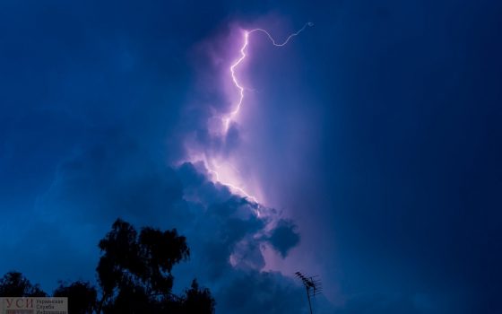 В Одесской области из-за молнии загорелся склад «фото»