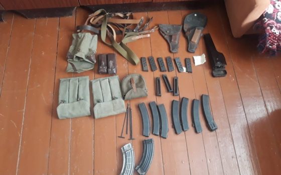 Пулемет, автомат и винтовки: в Беляевке у местного жителя обнаружили арсенал оружия (фото) «фото»