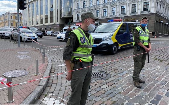 В Киеве неизвестный, угрожая взрывчаткой, захватил отделение банка ОБНОВЛЕНО «фото»