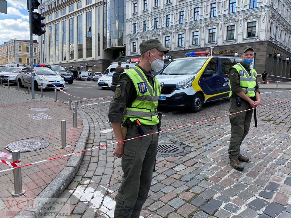 В Киеве неизвестный, угрожая взрывчаткой, захватил отделение банка ОБНОВЛЕНО «фото»