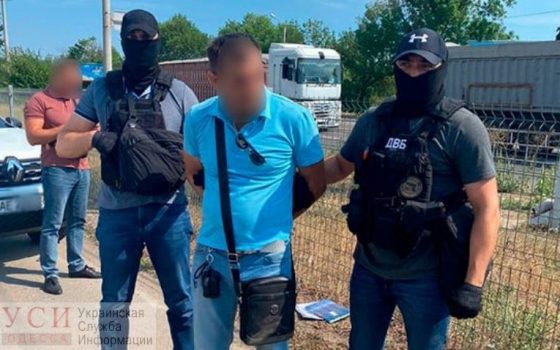 В Одесской области майор полиции требовал 1,5 тысячи долларов с подозреваемого в грабеже (фото) «фото»