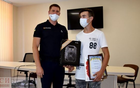 В Одессе наградили подростка, который спас мужчину на пляже (фото) «фото»