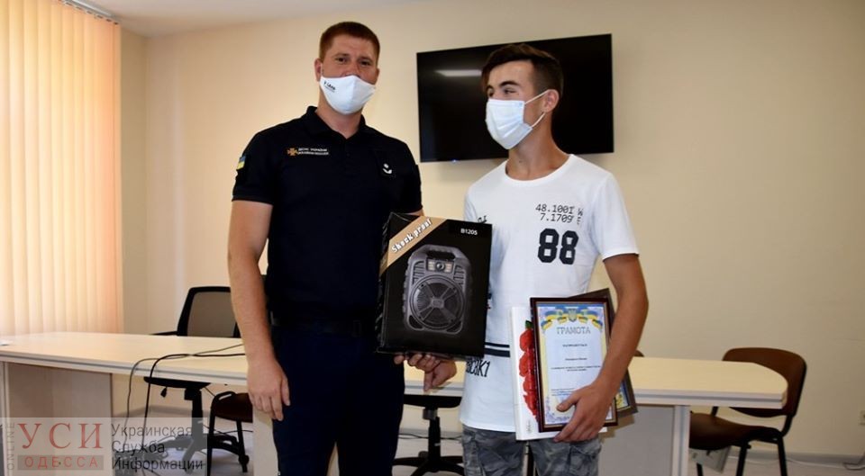 В Одессе наградили подростка, который спас мужчину на пляже (фото) «фото»