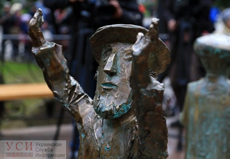 Неизвестные похитители фигурку со скульптуры “Одесское время” (фото) «фото»