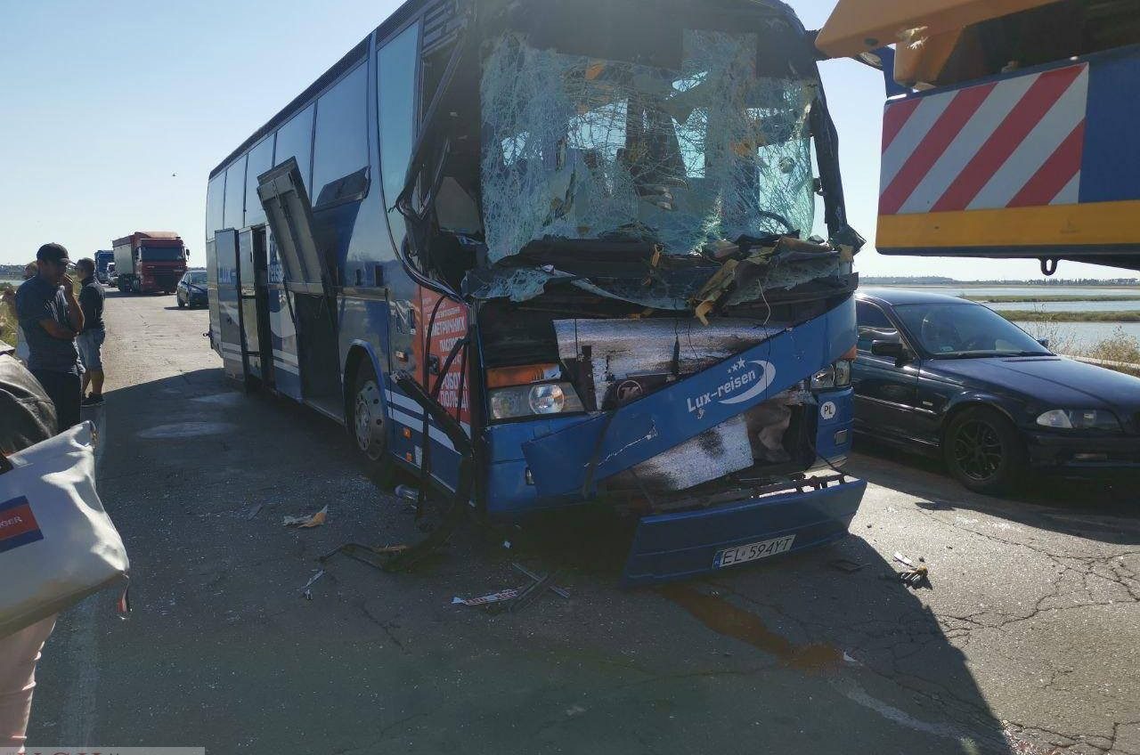 В Лиманском районе столкнулись автокран и пассажирский автобус (фото) «фото»