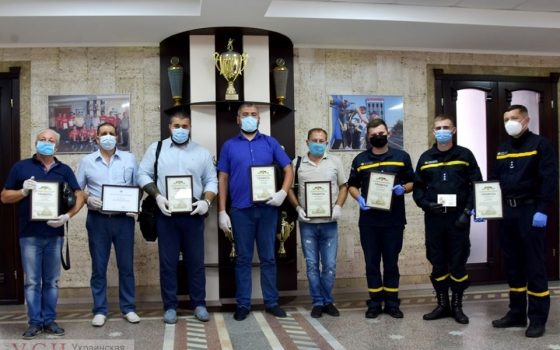 В Одессе наградили спасателей, которые разбирали завалы после обрушений зданий (фото) «фото»