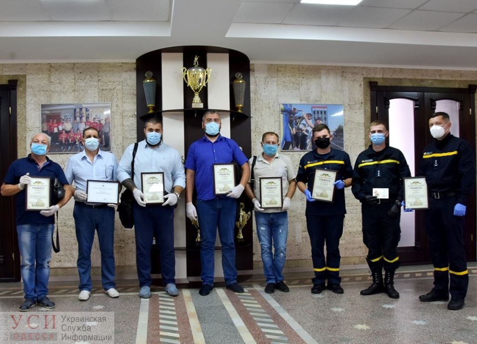 В Одессе наградили спасателей, которые разбирали завалы после обрушений зданий (фото) «фото»