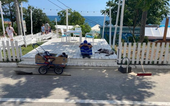 Самая веселая уборщица: одесситы засняли коммунальщицу, которая еле держалась на ногах (видео) «фото»