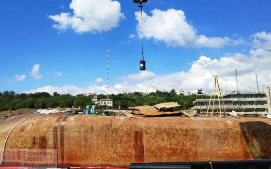 Хроники Delfi: танкер герметизируют, а воду очищают от мазута (фото) «фото»