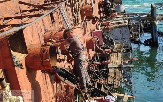 Delfi подготавливают к подъему, но мешает волнение моря (фото) «фото»