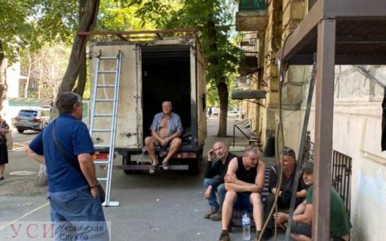 Строительный скандал: на фасаде памятника архитектуры на Дворянской снова появилась незаконная лестница (фото) «фото»