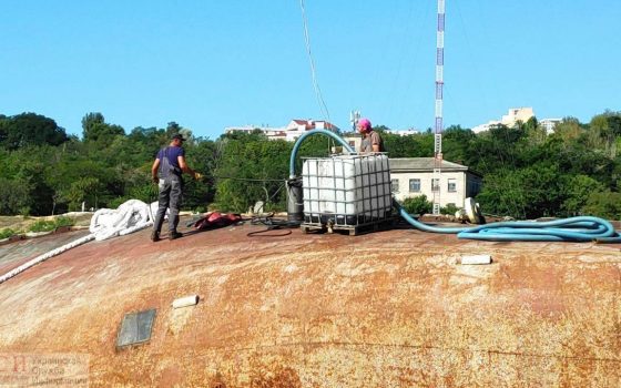 Герметизация повреждений и обработка воды: Delfi продолжают готовить к подъему (фото) «фото»