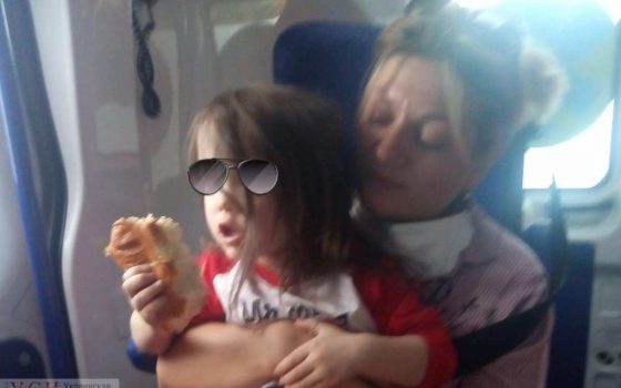 В Одессе неадекватная женщина крушила магазин: полиции пришлось забрать у нее ребенка (фото, видео) «фото»