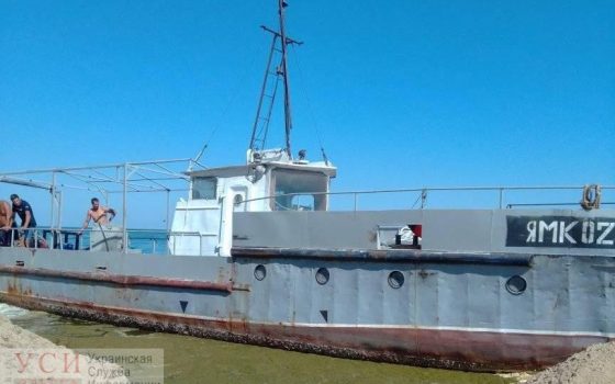 В Затоке – “свой Delfi”: на берег выбросило рыбацкий катер, его пытаются убрать (фото) «фото»