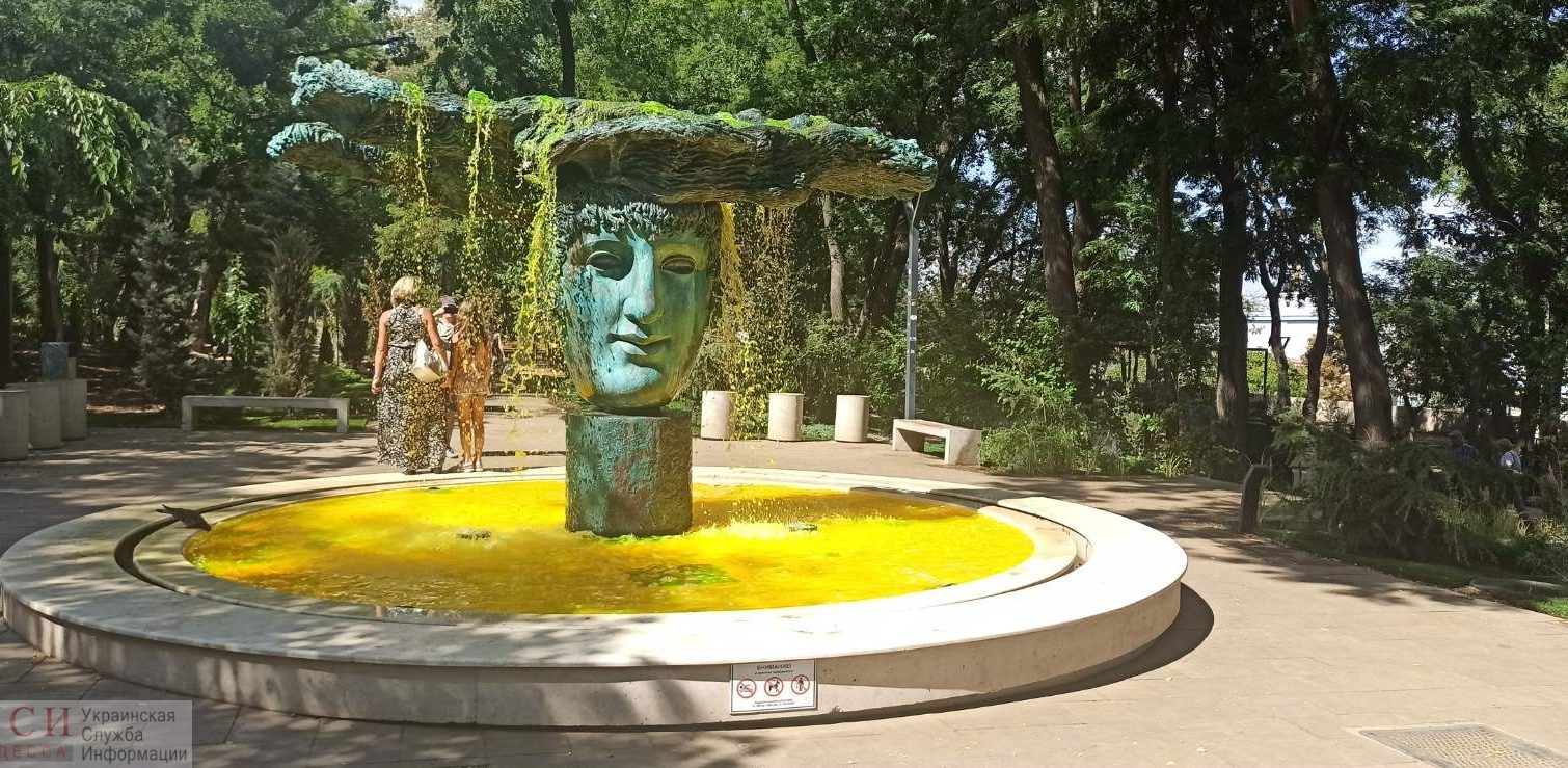 Вода в фонтане в Греческом парке стала желтой (фото) «фото»