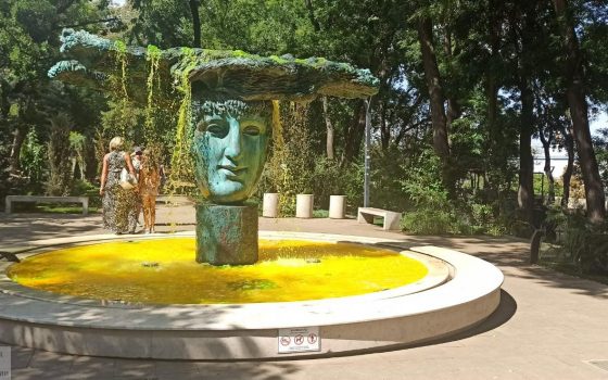 Вода в фонтане в Греческом парке стала желтой (фото) «фото»