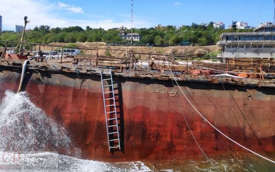 Эпопея Delfi: на танкере откачивают воду и очищают море из-за недавней утечки (фото) «фото»