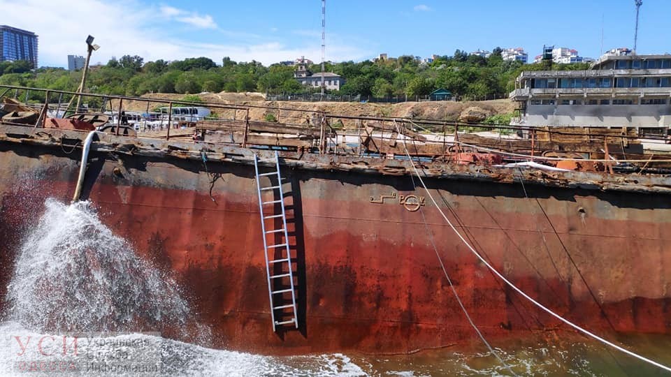 Эпопея Delfi: на танкере откачивают воду и очищают море из-за недавней утечки (фото) «фото»