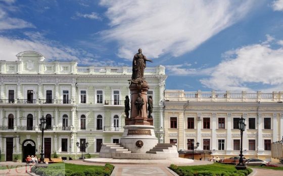 Золотой памятник: в Одессе охраняют Екатерину за миллионы, а могли бы бесплатно муниципалы «фото»