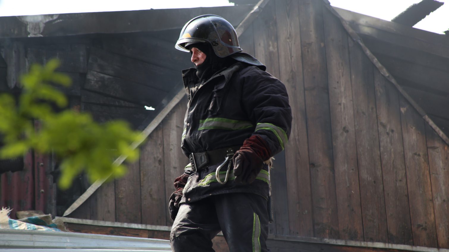 Житель Одесской области тушил горевшую постройку соседа и угорел: пострадавший в тяжелом состоянии в больнице «фото»