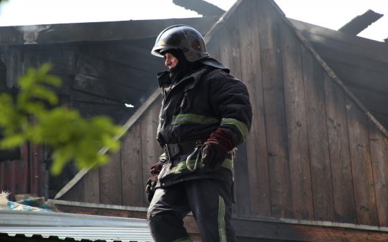 Житель Одесской области тушил горевшую постройку соседа и угорел: пострадавший в тяжелом состоянии в больнице «фото»