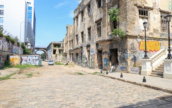 Асфальт вместо брусчатки: в Одессе собирают голоса за сохранение камня  на Деволановском спуске «фото»