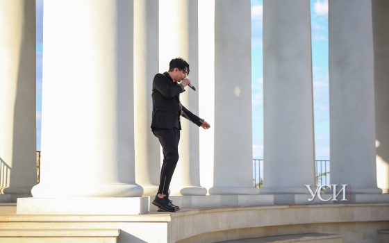 Mеlovin снимает клип возле колоннады: без девушки в рояле не обошлось (фото, видео) «фото»