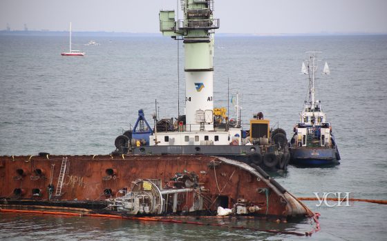 К затонувшему танкеру Delfi подогнали кран и пару буксиров  ОБНОВЛЕНО (фото, видео) «фото»