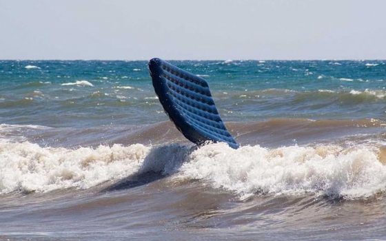 Двое взрослых и двое детей едва не утонули на матрасе – их спасли полицейские (видео) «фото»