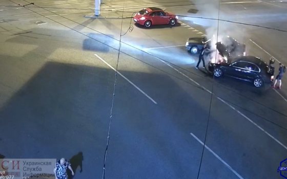 На 5-й Фонтана на ходу загорелось авто: тушили небезразличные автомобилисты (видео) «фото»