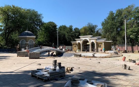 В Одесском зоопарке появился искусственный водоем с мостиком (фото) «фото»