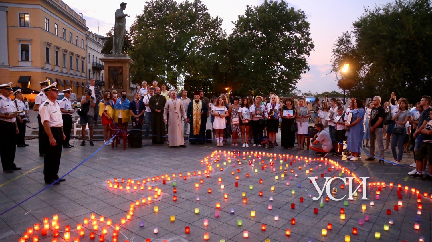 Карта Украины из лампадок: одесситы вышли на Приморский бульвар, чтобы почтить память защитников (фоторепортаж, видео) «фото»