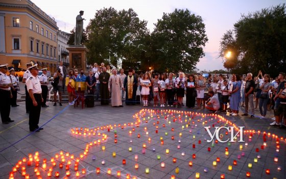 Карта Украины из лампадок: одесситы вышли на Приморский бульвар, чтобы почтить память защитников (фоторепортаж, видео) «фото»