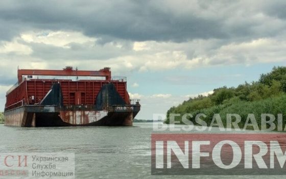 Дунайский Delfi: в Вилково сорвалась с якоря баржа и дрейфовала по Дунаю «фото»