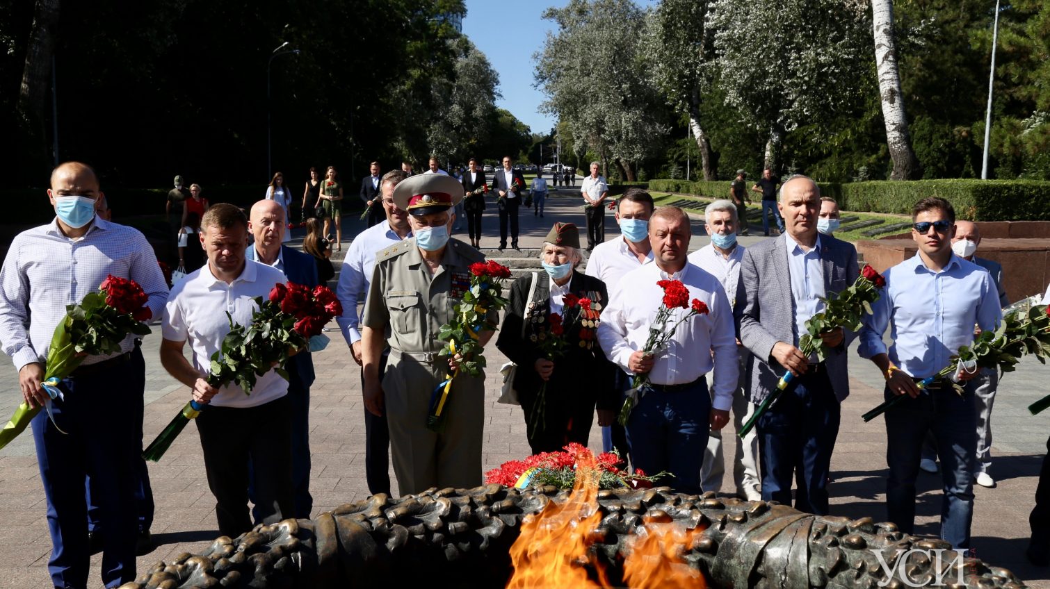 День Героической обороны Одессы отметили традиционным возложением цветов: минимум масок и никакой дистанции «фото»
