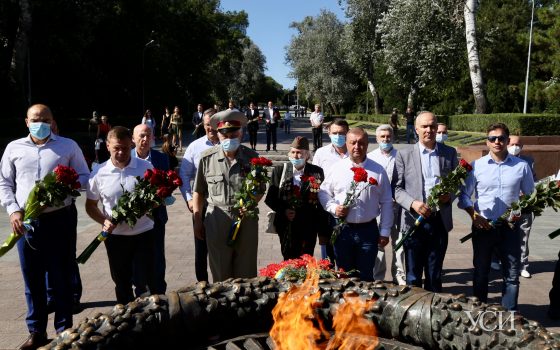 День Героической обороны Одессы отметили традиционным возложением цветов: минимум масок и никакой дистанции «фото»