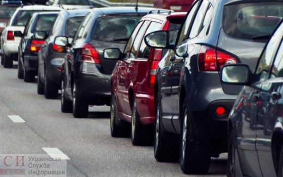Спешат на море: с утра трассу Одесса-Киев сковали многокилометровые пробки (видео, карта) «фото»