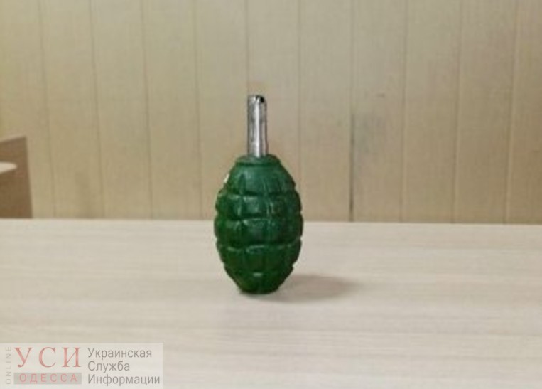 В Одесский апелляционный суд пытался пройти посетитель с “гранатой” «фото»