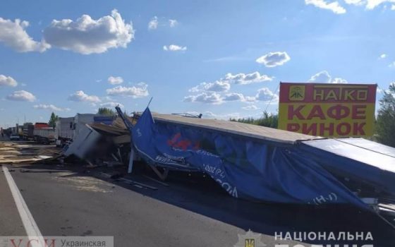 На киевской трассе фура врезалась в магистральный автопоезд: двое погибших (фото) «фото»