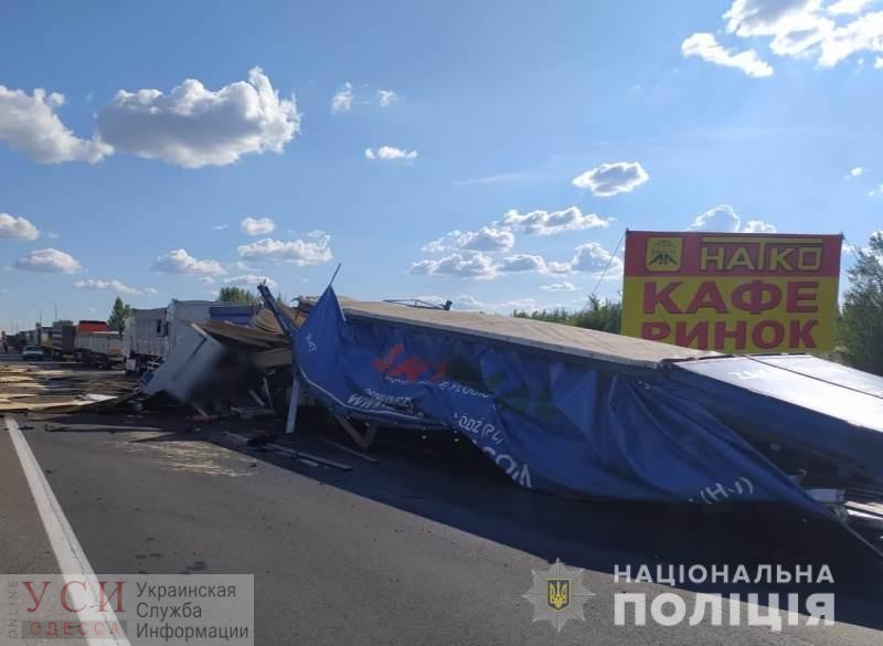 На киевской трассе фура врезалась в магистральный автопоезд: двое погибших (фото) «фото»