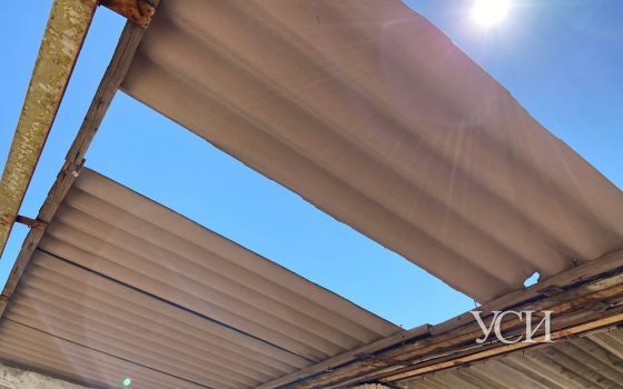 “Кто будет отвечать, если на ребенка упадет кусок шифера?” – на пляже в Лузановке разваливается навес (фото) «фото»