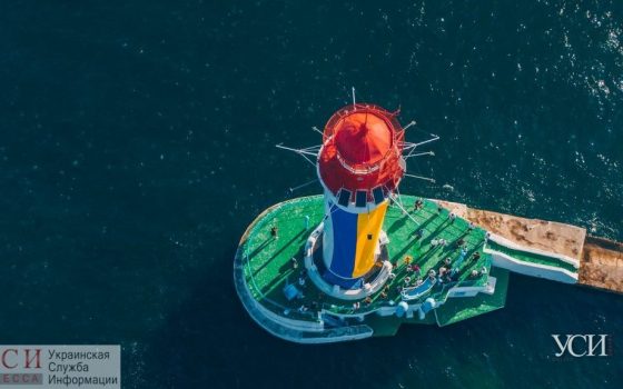 Если вы пропустили: Воронцовский маяк “одели” в национальные цвета Украины (аэросъемка) «фото»