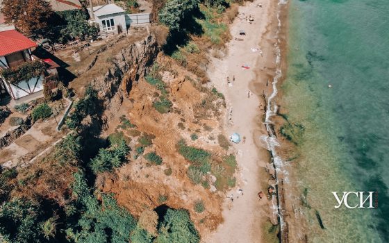 В склоне под детским садом в Черноморке появились новые трещины: пласт навис над головами отдыхающих (фото) «фото»