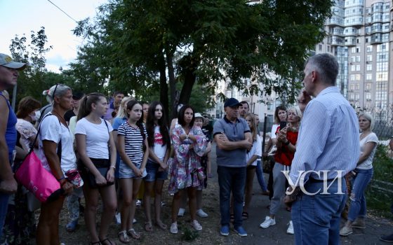 Наши дети будут гулять в бетоне? Одесситы выступили против застройки теннисных кортов в парке Шевченко (фото, видео) «фото»