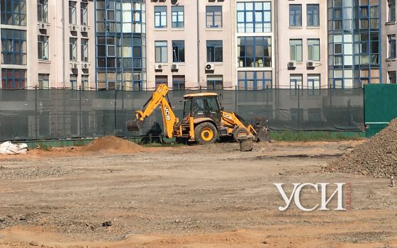 Несмотря на протесты, возле парка Шевченко начали строительные работы на месте теннисных кортов (фото) «фото»