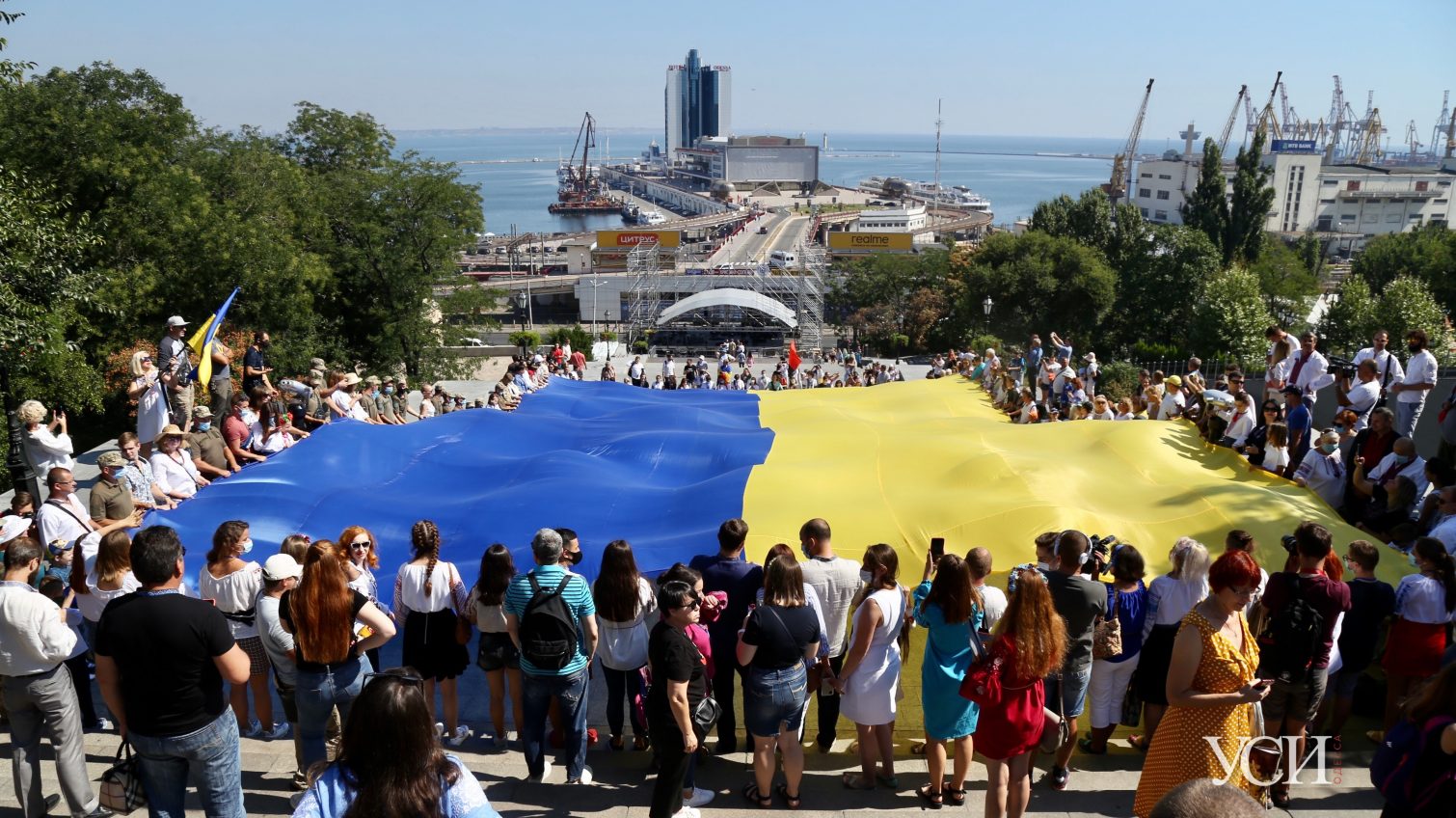 На Потемкинской лестнице подняли 29-метровый флаг Украины (фото, видео) «фото»