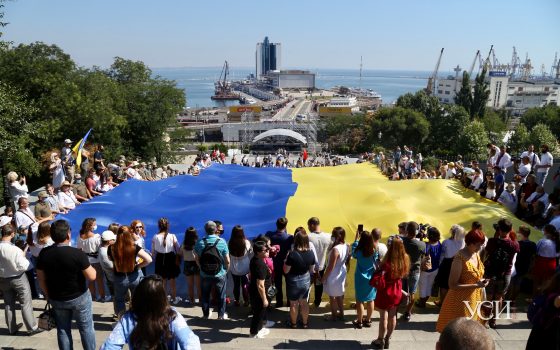 На Потемкинской лестнице подняли 29-метровый флаг Украины (фото, видео) «фото»