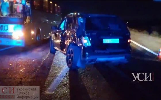 Лоб в лоб: На Хаджибейском мосту легковушка врезалась в автобус (видео) «фото»